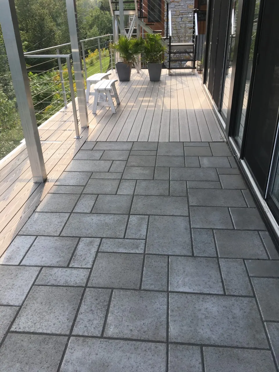 Large-slab patio on a balcony